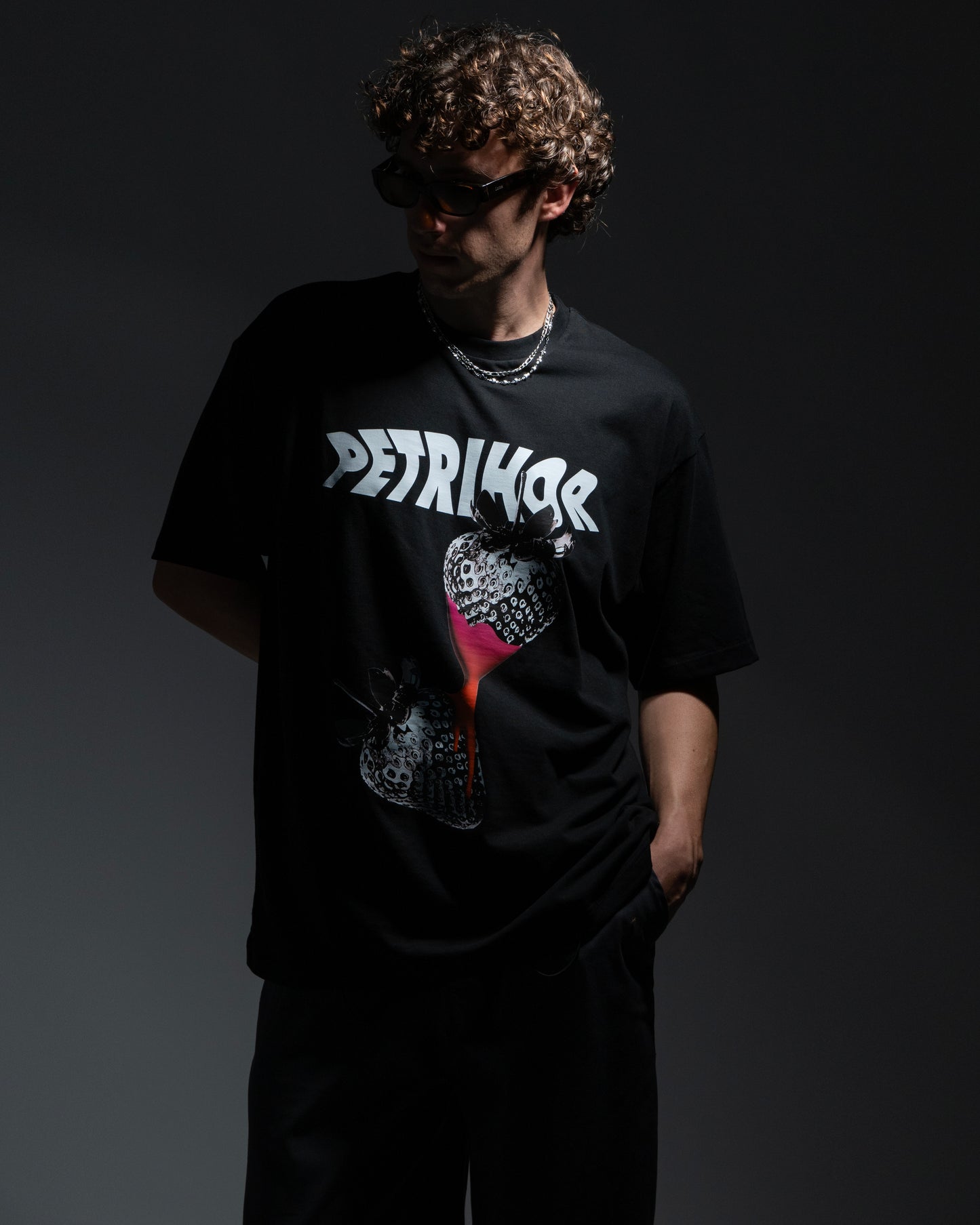 STRAWBERRY TEE BLACK