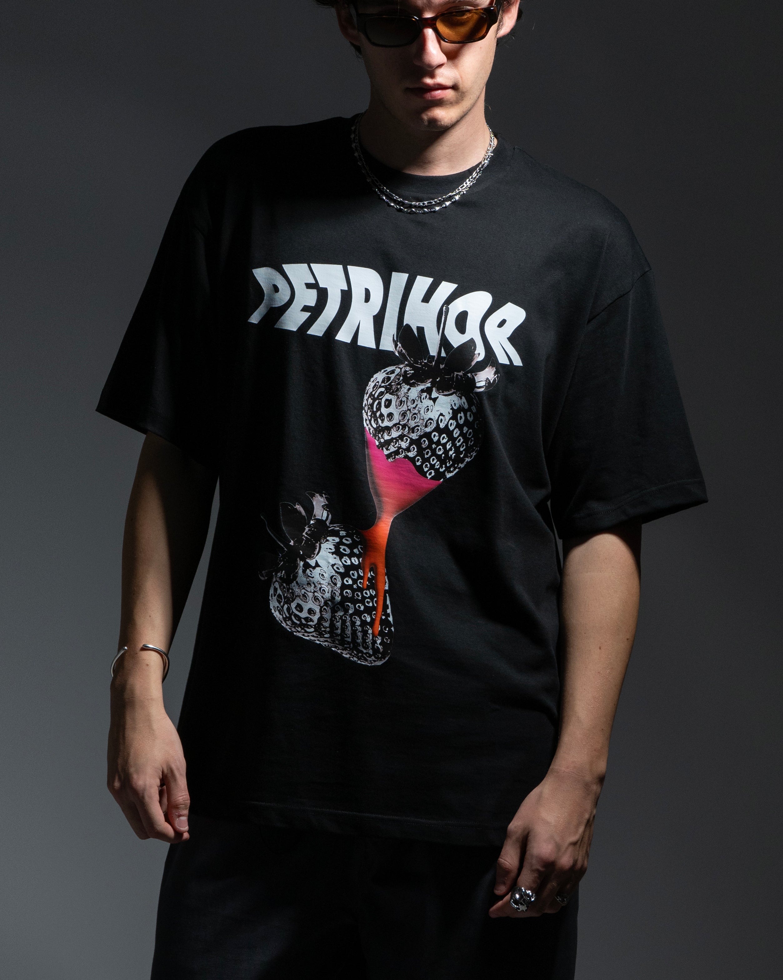 STRAWBERRY TEE BLACK