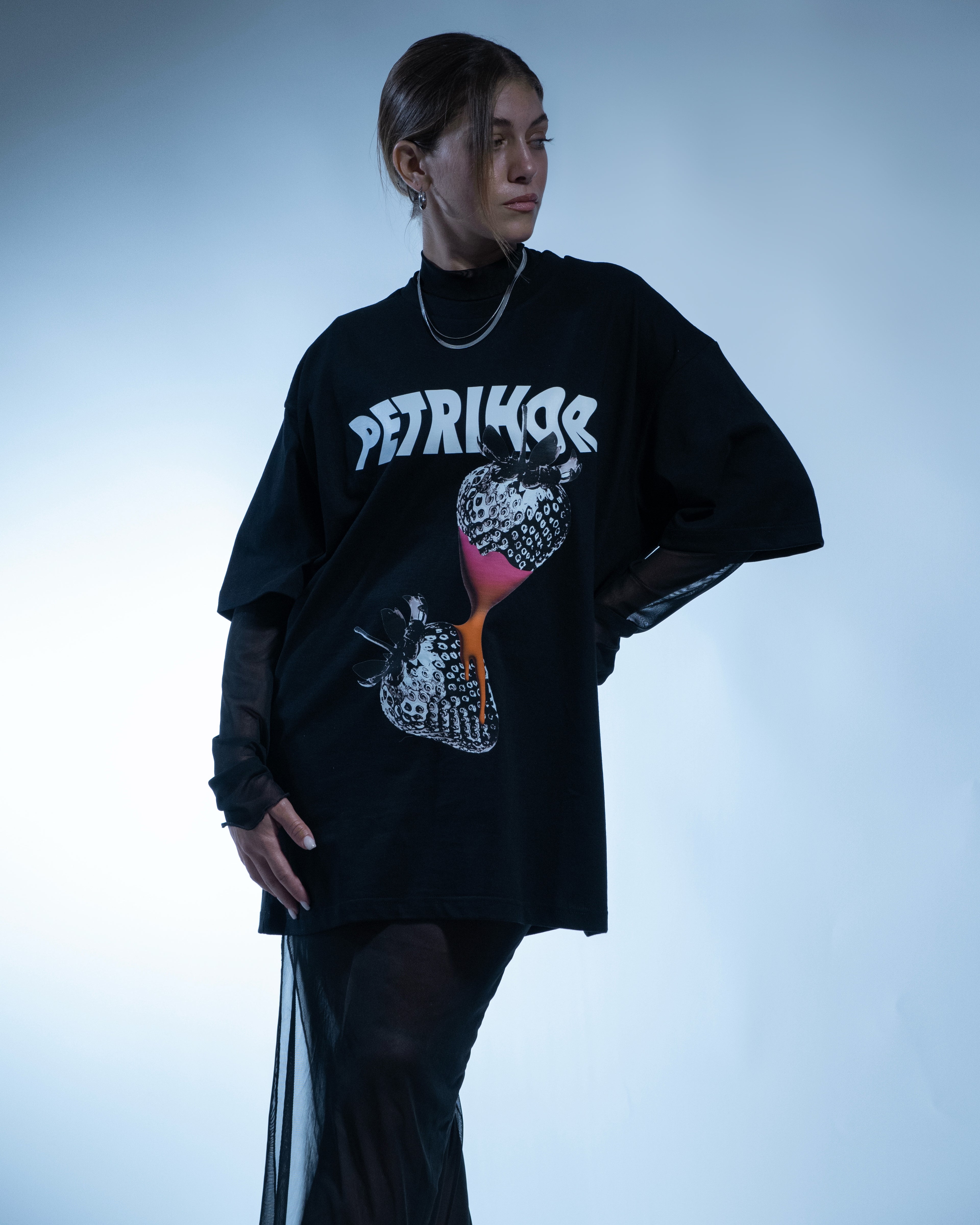 STRAWBERRY TEE BLACK