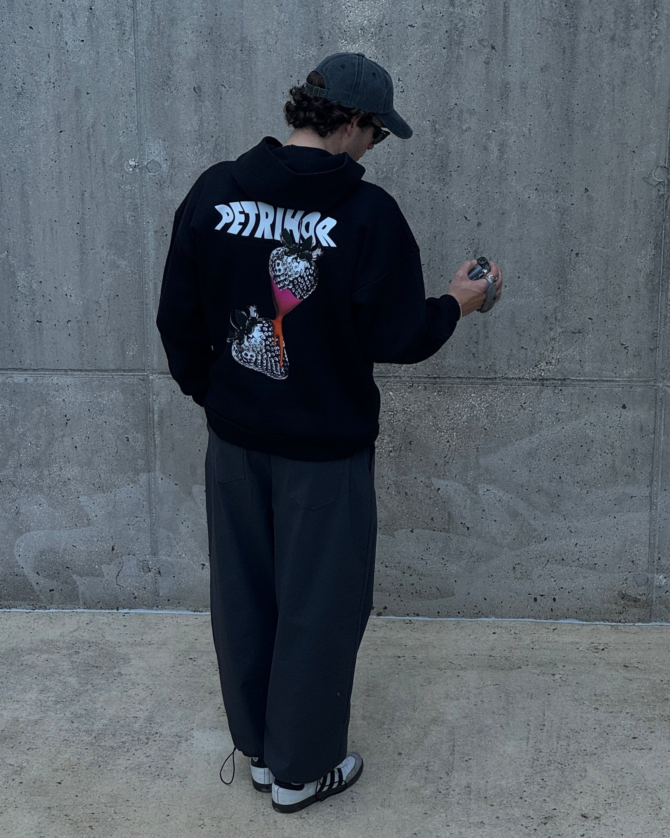 STRAWBERRY HOODIE BLACK